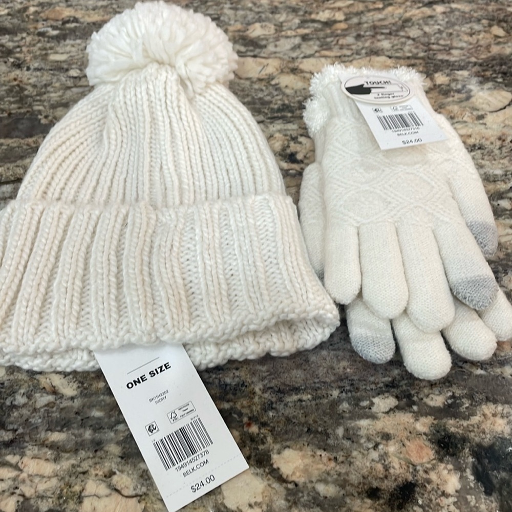 NWT Women’s True Craft Hat and Gloves Set